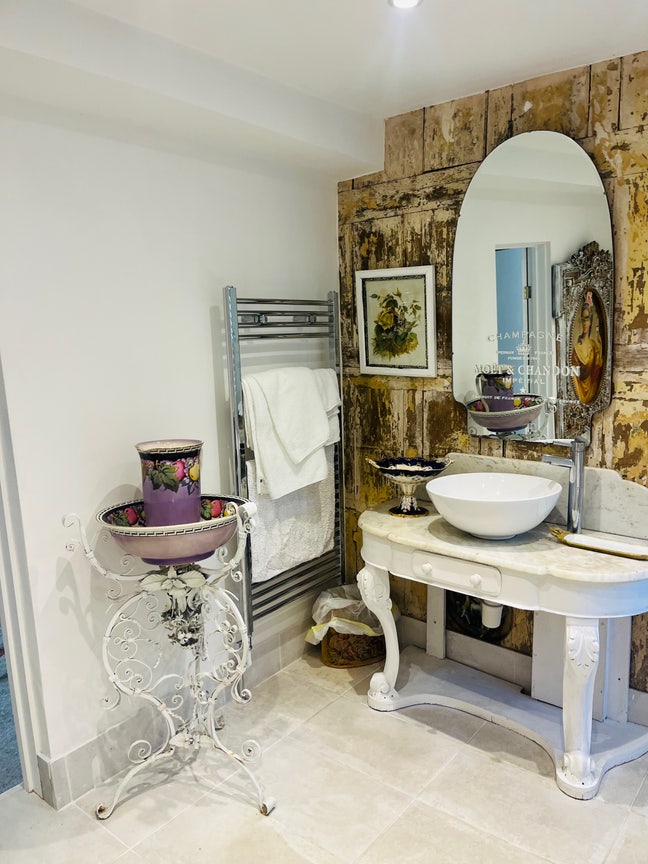 Large Room with a Bathroom  Main Photo