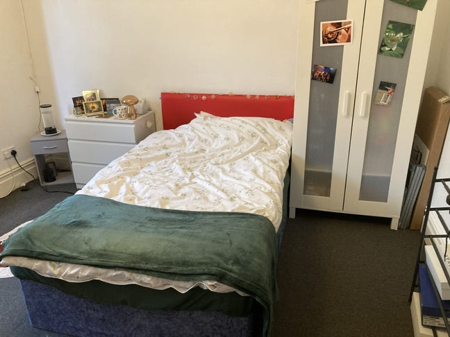 Large double room for rent in student house Main Photo