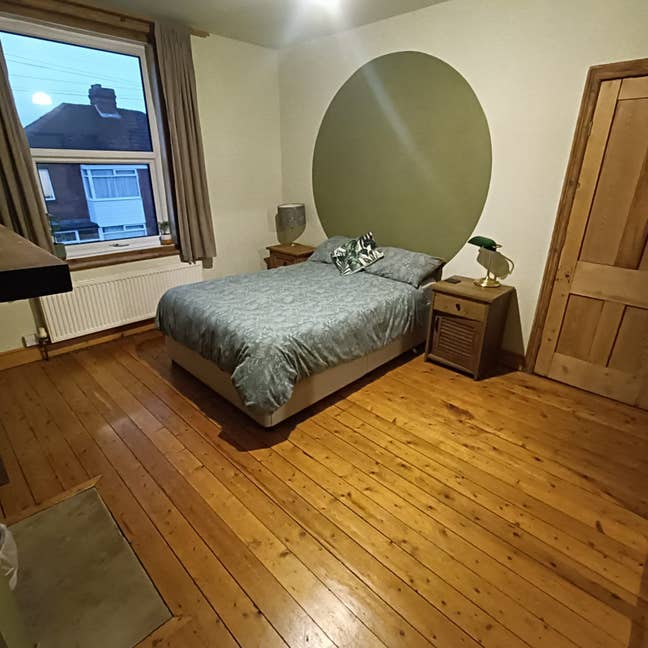 Spacious Double Near Bramley Station  Main Photo