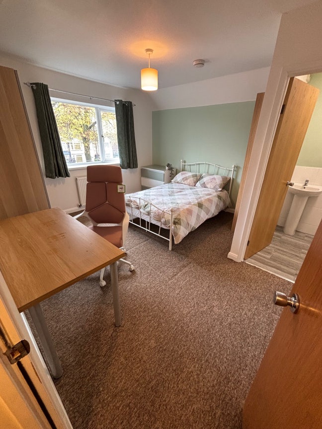 Large beautifully decorated en-suite room  Main Photo
