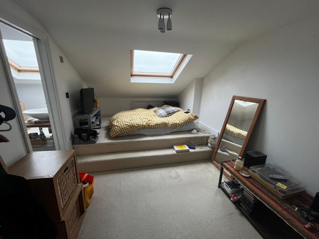 One large room with en-suite available Main Photo