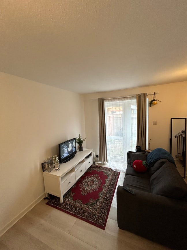 1-Bedroom House with Patio & Parking – Wapping Main Photo