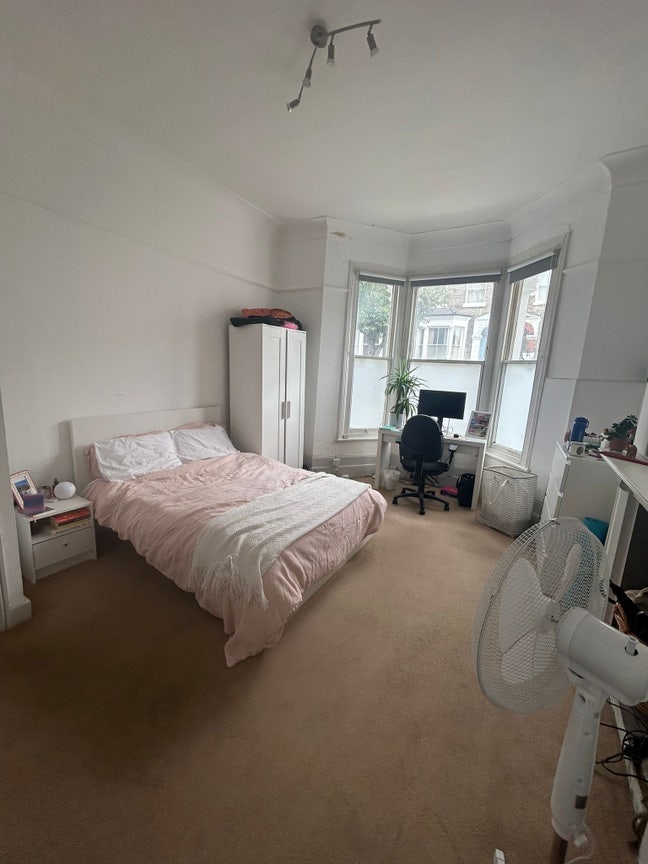 Sublet Available in 3 Bedroom Clapham House Main Photo