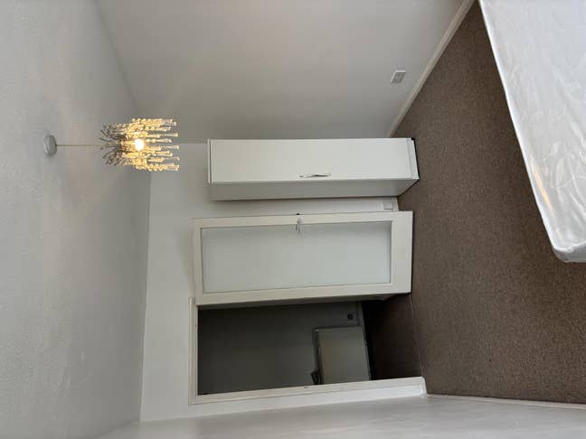 A furnished double room is available.  Main Photo