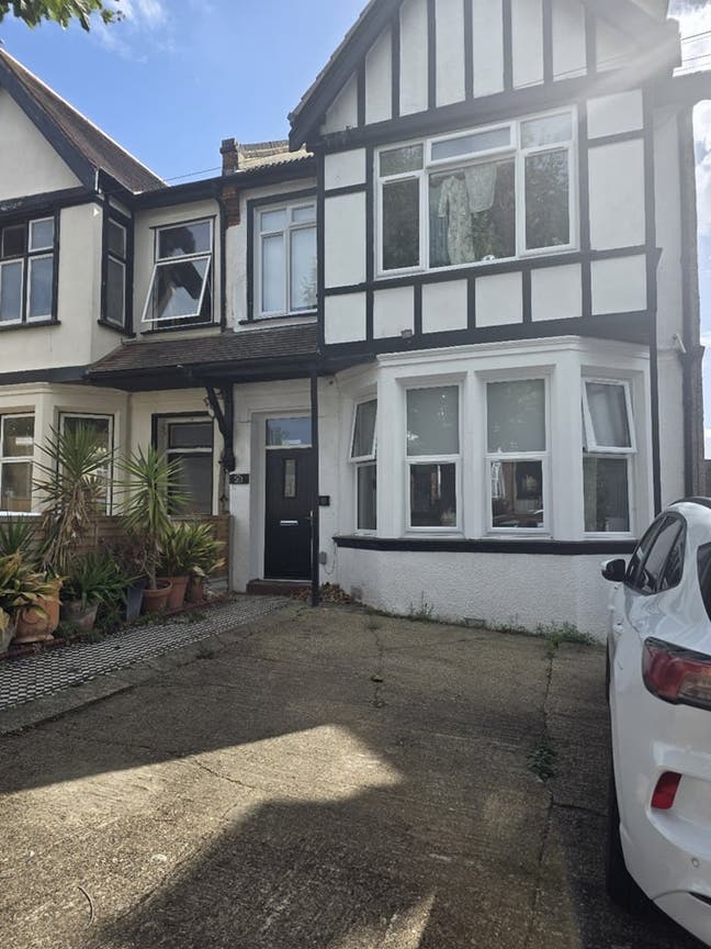 Rooms- stone throw to Westcliff Station Main Photo