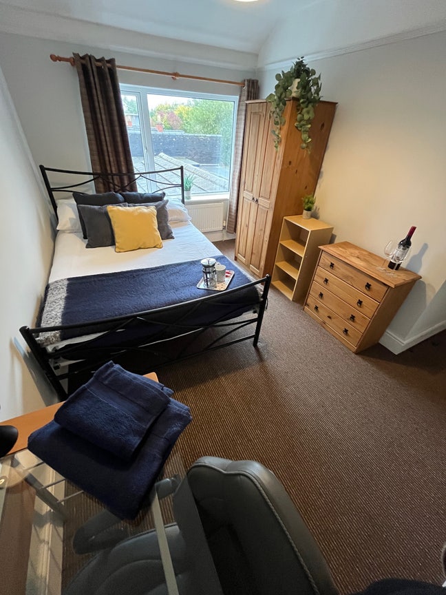 Spacious rooms, close to centre. Parking available Main Photo