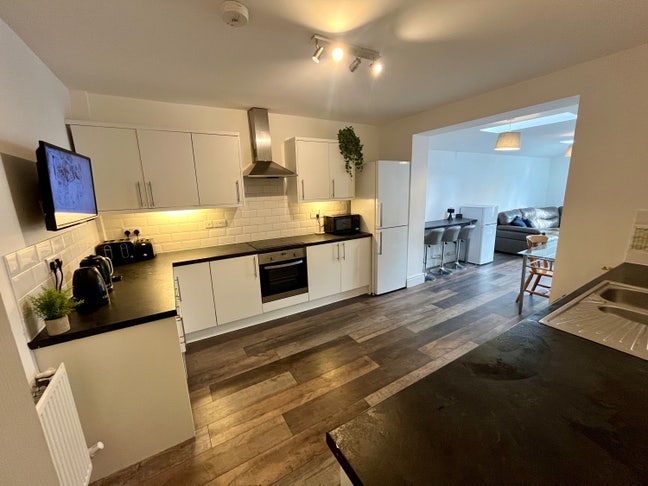 West End - LN1 - 4 Available Rooms Main Photo