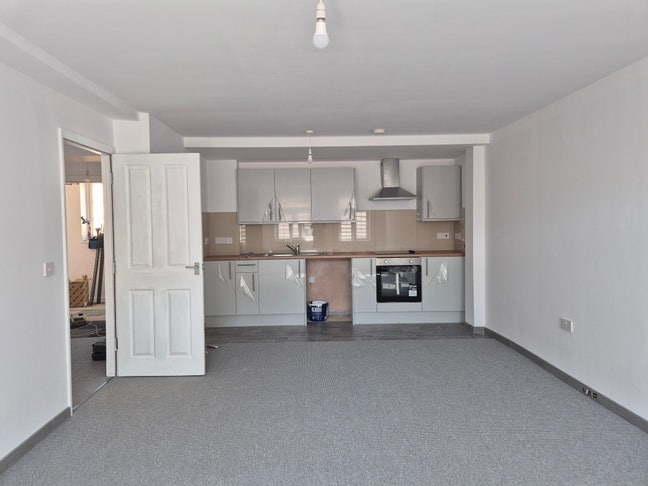 Newly built 2 bed flat to let 5 min from hosp Main Photo