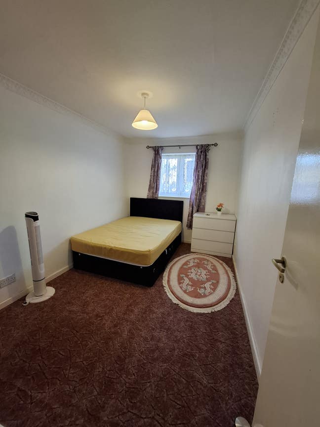 Ground floor Double bedroom available now- SE28 Main Photo