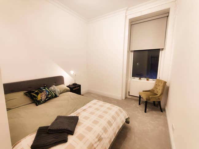 Large bedroom in a chilled flat - Dennistoun Main Photo