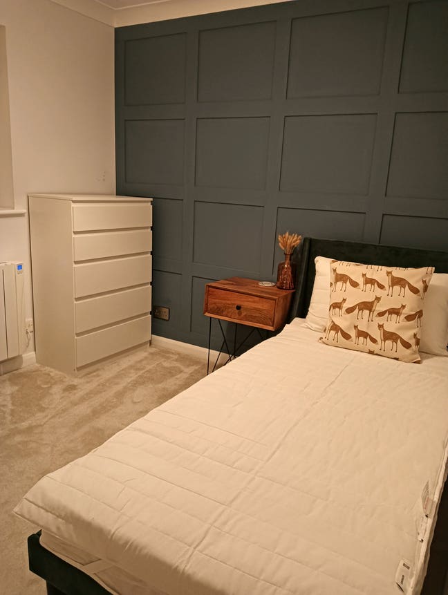 Single Room for Female in a quiet area - Grays  Main Photo