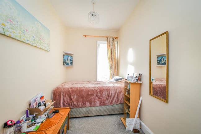 Double Room (1 Person) 2 Mins to College Main Photo