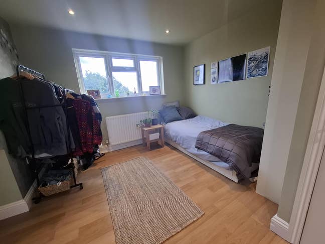 Large loft room with en suite in N14 Main Photo