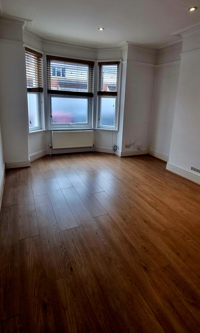 Spacious one bed garden flat (NR) Main Photo