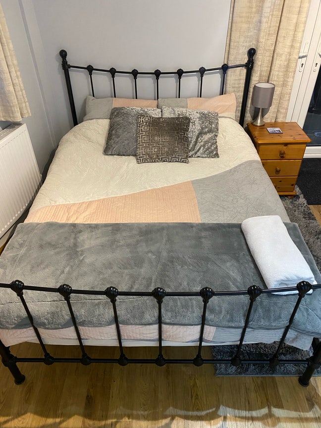 Room to rent in house Main Photo