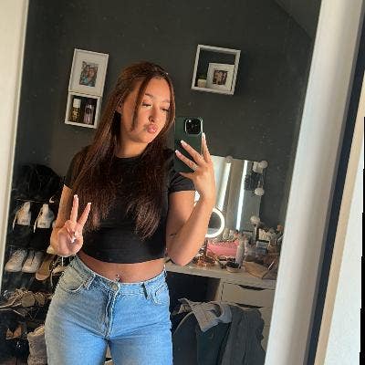 22 year old Female seeks a double room Main Photo