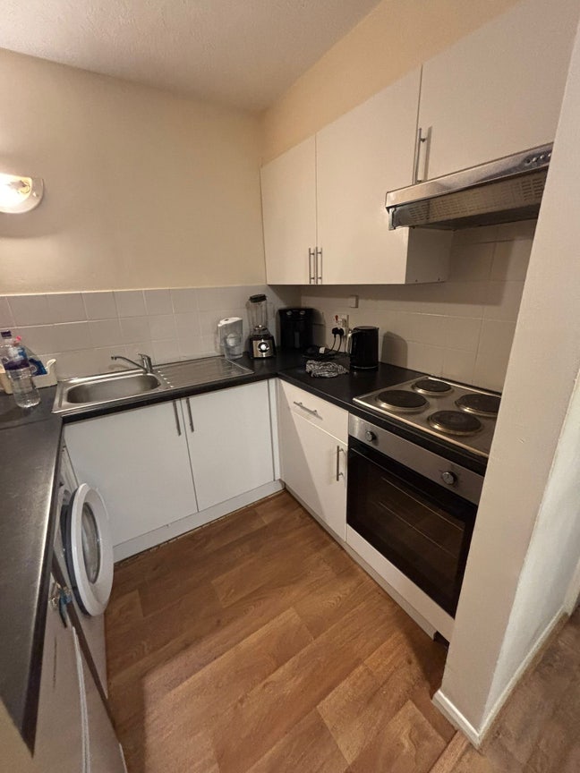 Modern 1-Bedroom Flat Main Photo