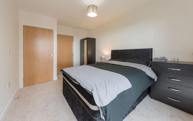 Spacious En-Suite by Station Main Photo