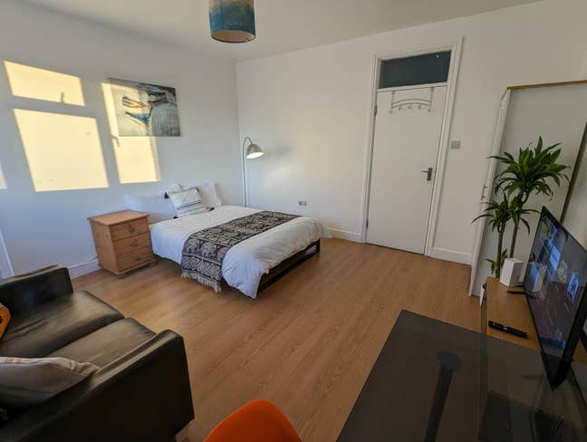✅Large room with TV & private balcony Main Photo