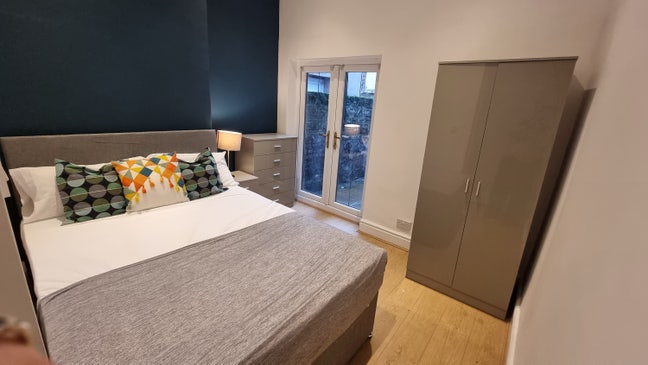 Amazing renovated en-suite rooms! Main Photo