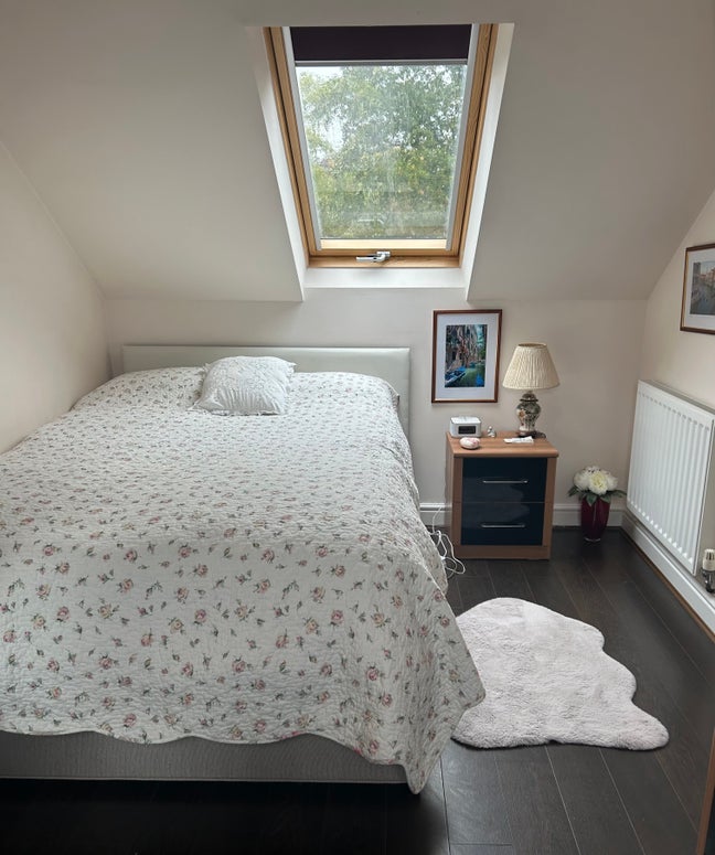 Small double & own bathroom /sitting room/parking Main Photo