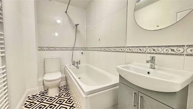3 Bed Semi-Detached House, The West Hundreds, GU51 Main Photo