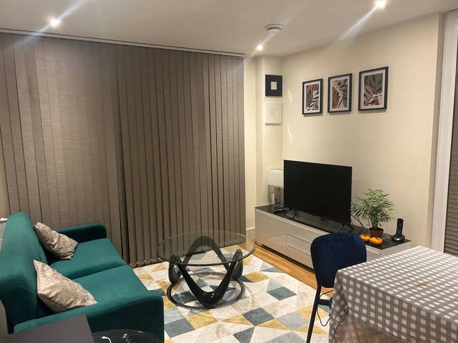 2 Week replacement - Clean, modern room Main Photo