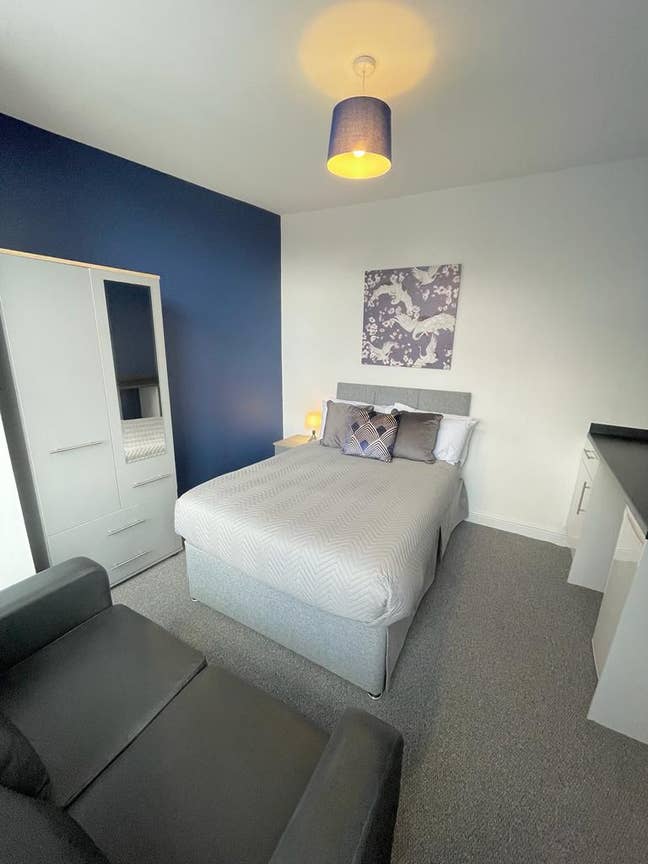 Refurbished Room in Great Location Main Photo