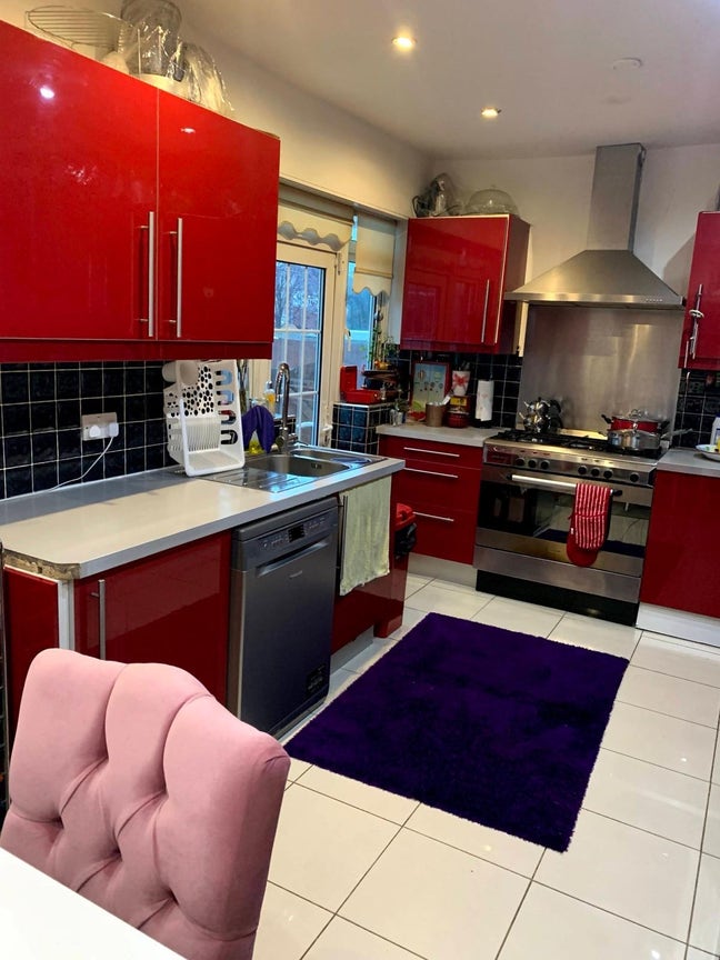 Large Double Room close to station Main Photo