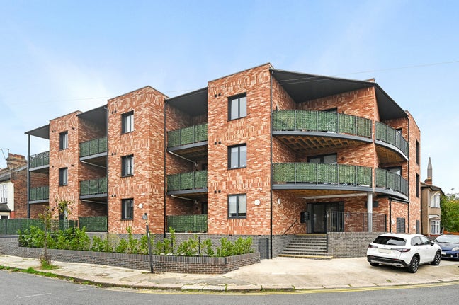 Lovely 1 bedroom New build apartment in prime area Main Photo