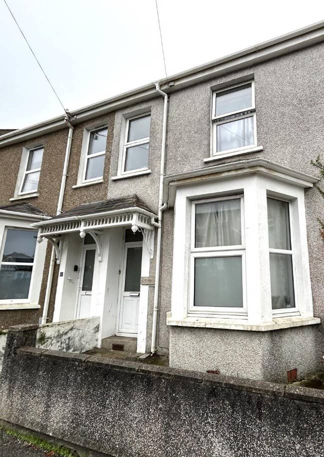 Student Room available at 43 Dracaena Ave Main Photo