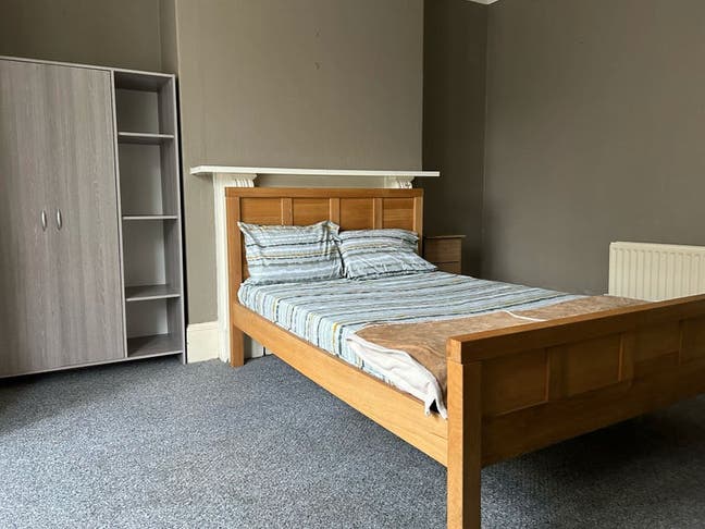 Large Bright Room Next to City Centre Main Photo