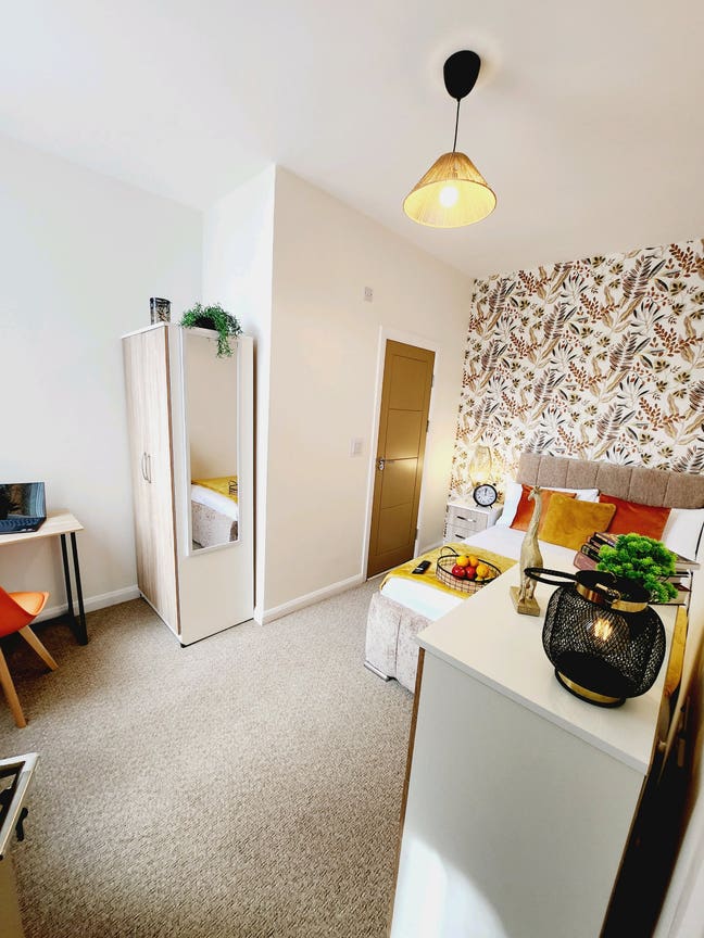 NEW en-suite room in Rugby bills included room Tv Main Photo