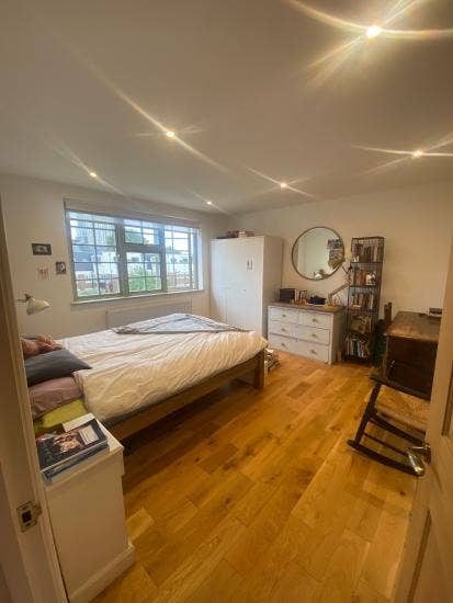 Lovely double room in family home W3 Main Photo