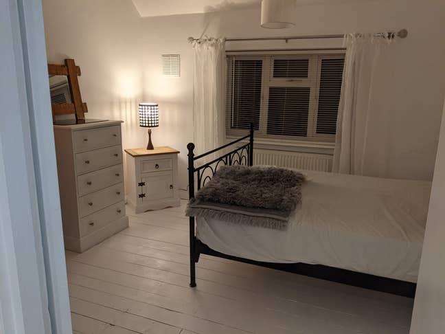 Lovely spacious double room to let in quiet two-be Main Photo