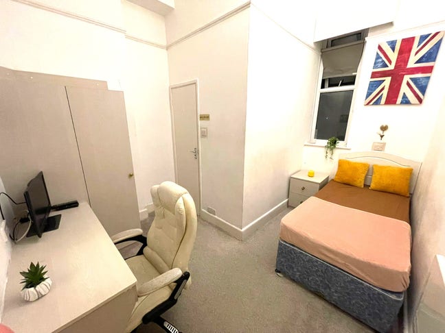 Large Double En-Suite in Centre Main Photo