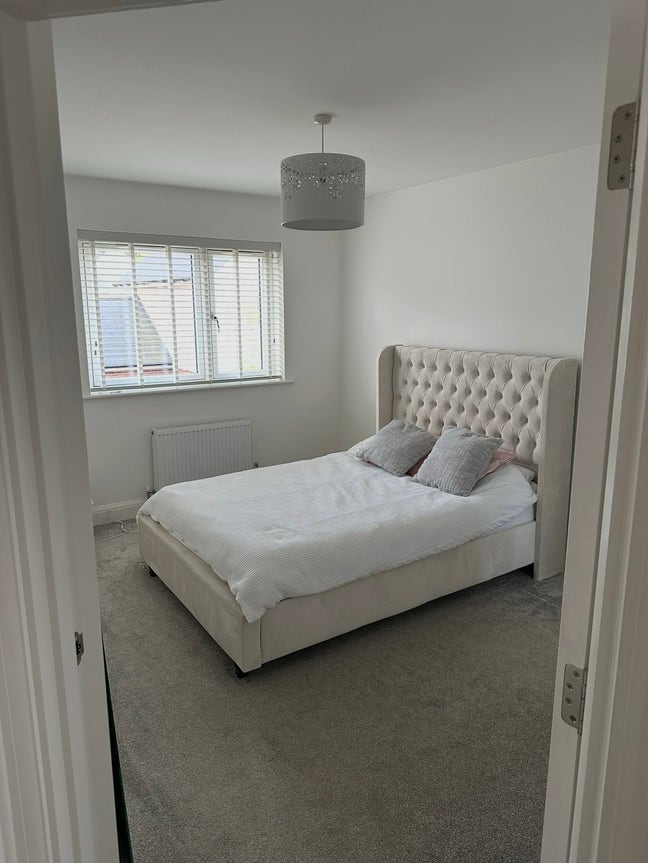 Double bed modern room to rent!  Main Photo