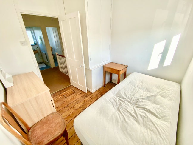 Lovely Small Double Room - 3 Bed Friendly House Main Photo
