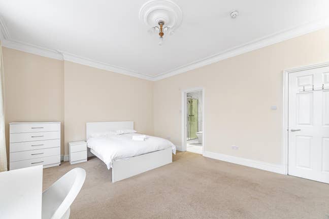 1 Gorgeous Room Ensuite in Wimbledon  01/11 Main Photo