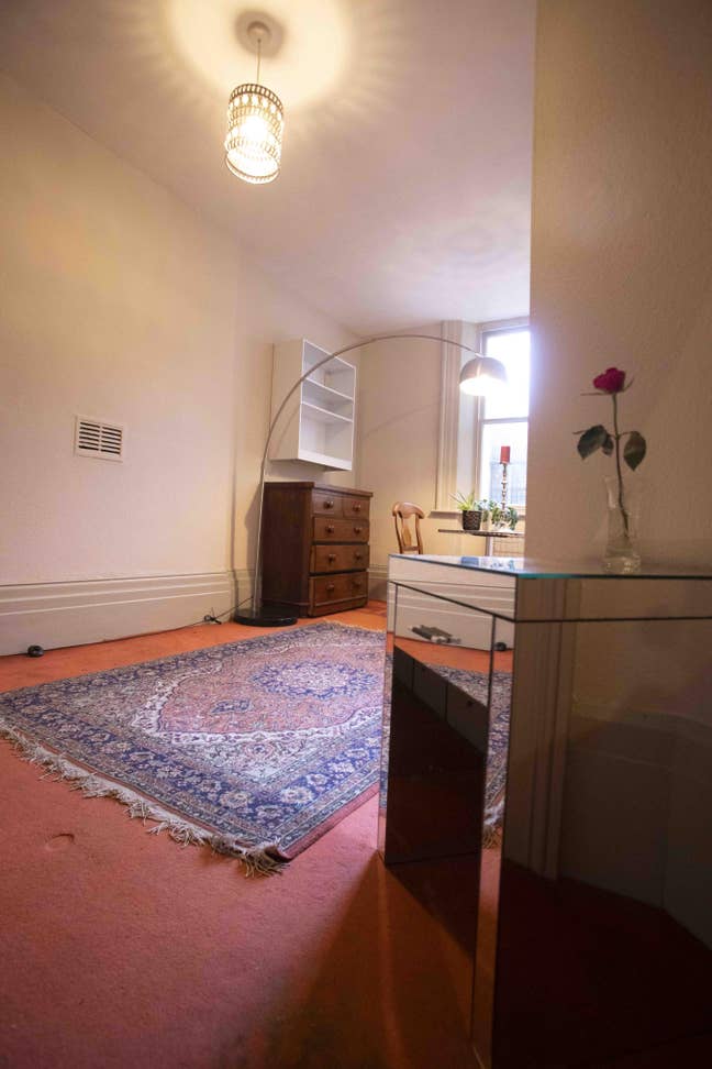 Double room in gorgeous Square right on the beach! Main Photo