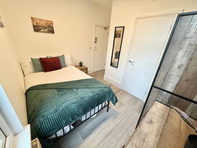 Reduced- New Luxury Ensuite Rooms Main Photo