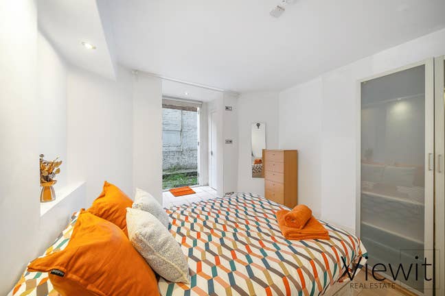Larege double room in a shared fat in Earls Court Main Photo