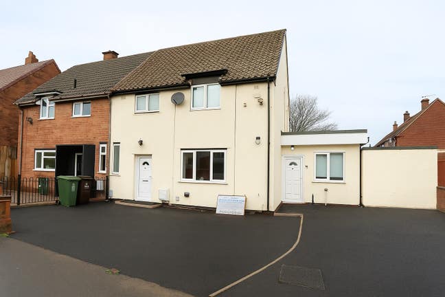 Studio with private toilet and large driveway  Main Photo