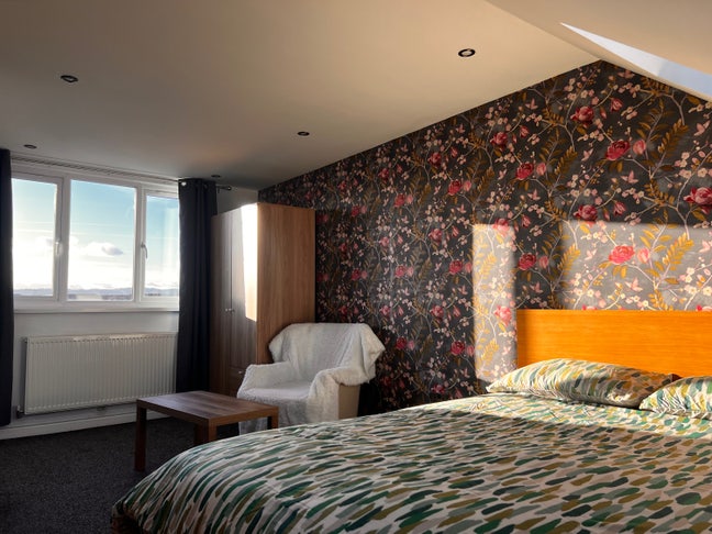 Large double room with En-suite Main Photo