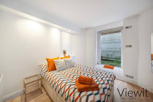 Large double room in a shared fat in Earls Court Main Photo