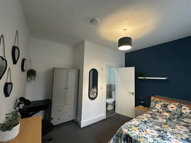 Modern Furnished Room available near Town Centre! Main Photo