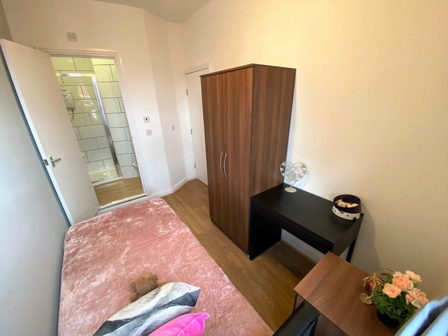 En-Suite single room available Main Photo