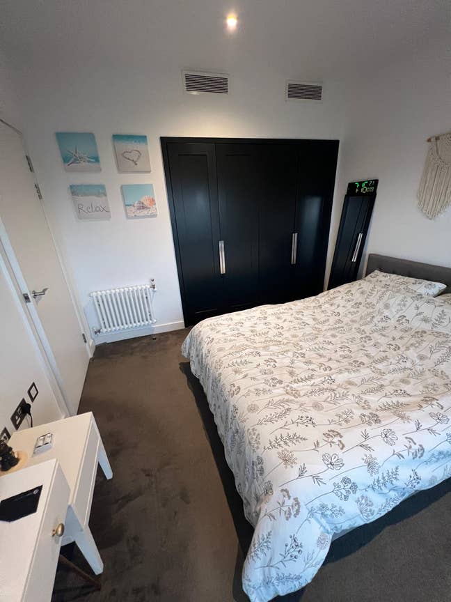 Modern 1-Bed – 18th Floor, Canary Wharf Views Main Photo