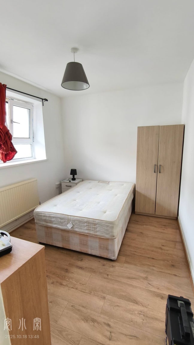 *Bright double room, 5m to Stockwell Main Photo