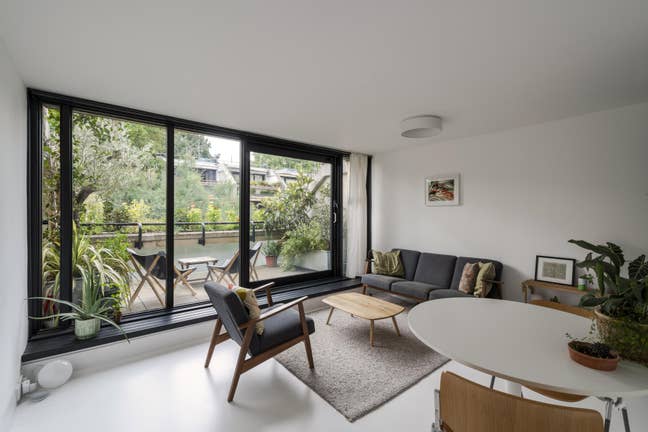 Architect designed flat with terrace & park views Main Photo